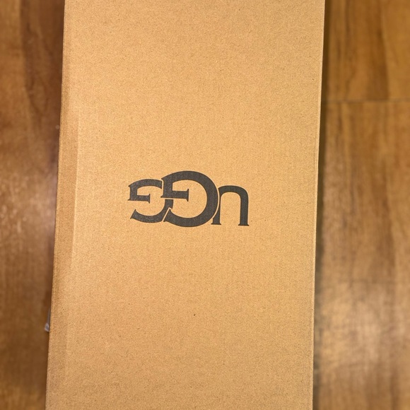 Hello, it is a men's shoe, size 11, new, never used, from the ugg brand. - Picture 5 of 11